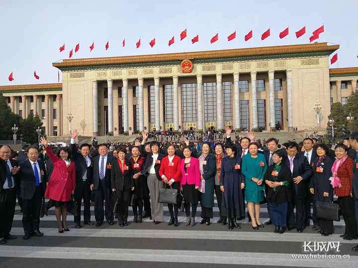 河北代表团代表在人民大会堂前合影.记者 吴新光 摄