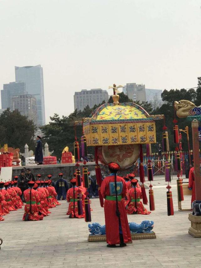 關於祭日,皇帝祭日是紅色,祭地是黃色,祭天是深藍,祭月是淺藍.