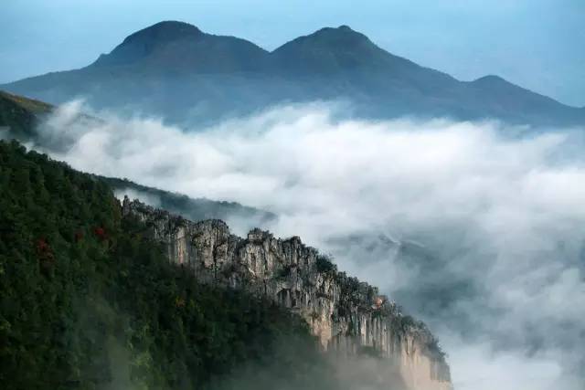 華鎣山旅遊區位於四川盆地東北部,廣安市境內.現為aaaa級景區.16.