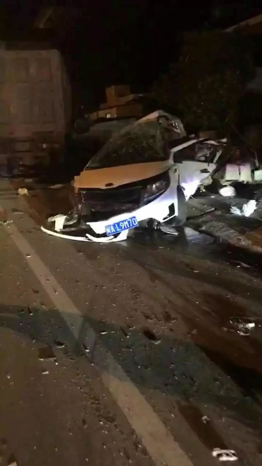 昨晚,闽清大路发生一起车祸,白色小车被撞散架!太吓人了