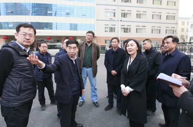 市市長耿彥波在市政府秘書長薛維柱,市住建委主任姜波,迎澤區區長李慧