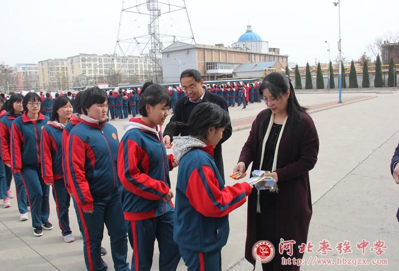 疾控中心的医师们向枣强中学师生详细介绍了春季流行性感冒,结核病等