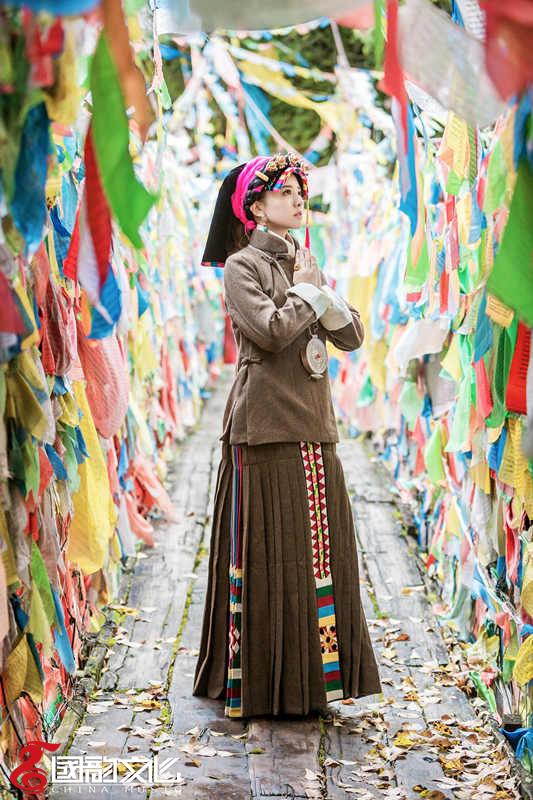 康巴第一美女阿兰 穿着多款藏族服饰 美出天际