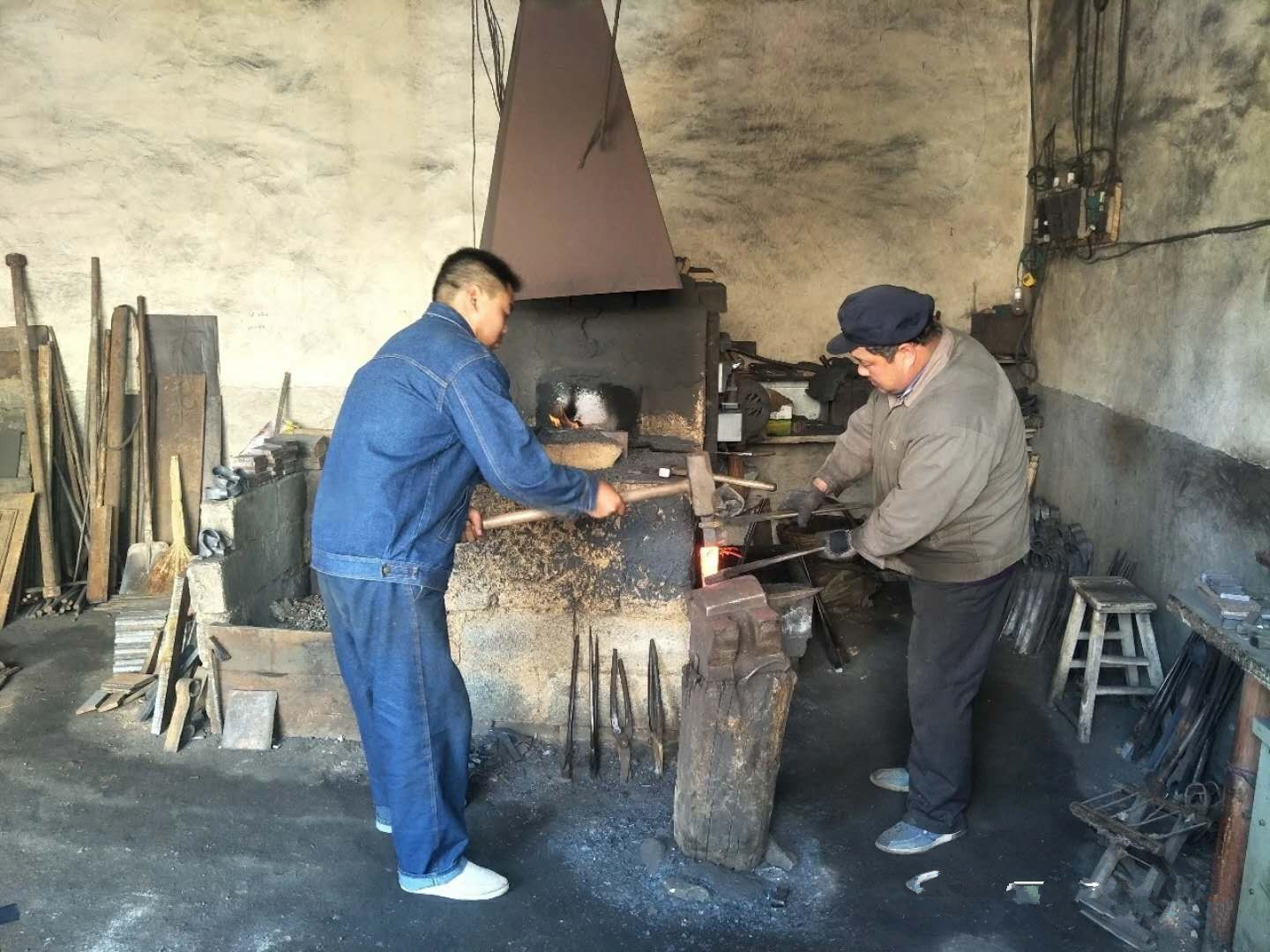 行将消失的铁匠铺记卢氏县官坡镇传统打铁艺人王威虎
