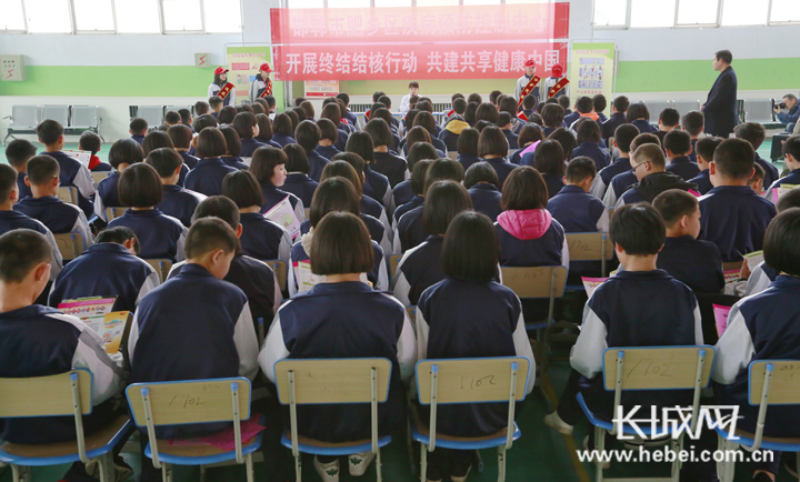 结核病专家走进肥乡区第五中学为学生讲解结核病防治知识李湛祺 摄