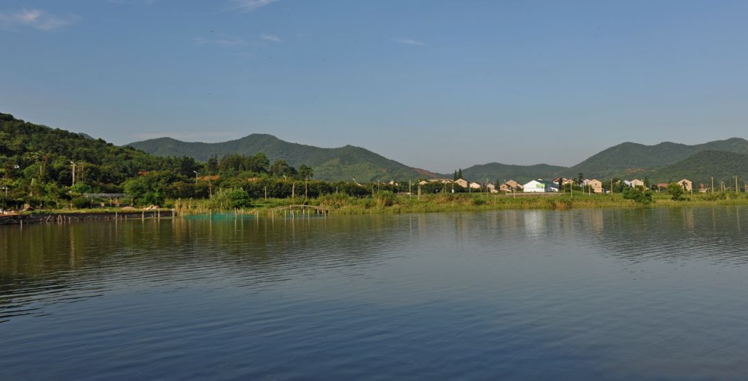 由天童溪,凤溪,画龙溪三溪汇合而成,因主流出自鄞东名山—太白山,又