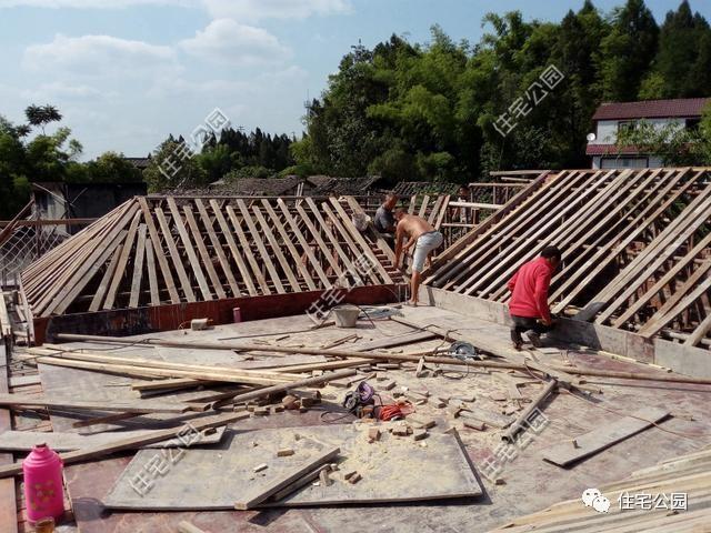 農村蓋別墅,讓普通施工隊抓狂的坡屋頂防水,原來施工如此簡單?