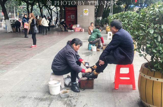 重庆街头的擦鞋摊5元擦一双鞋,你曾光顾过他们的生意吗?