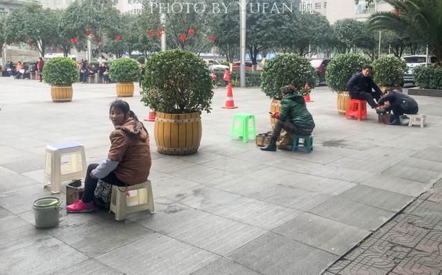 重庆街头的擦鞋摊5元擦一双鞋,你曾光顾过他们的生意吗?