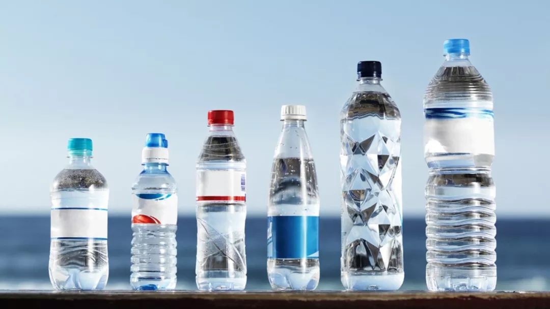 瓶装水里全是塑料还致癌？一起来看真相