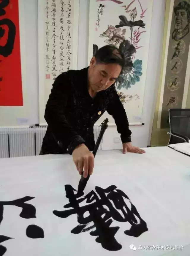 高树玉高树玉艺术简介高树玉,一位德艺双馨深受人们尊重的书画艺术家