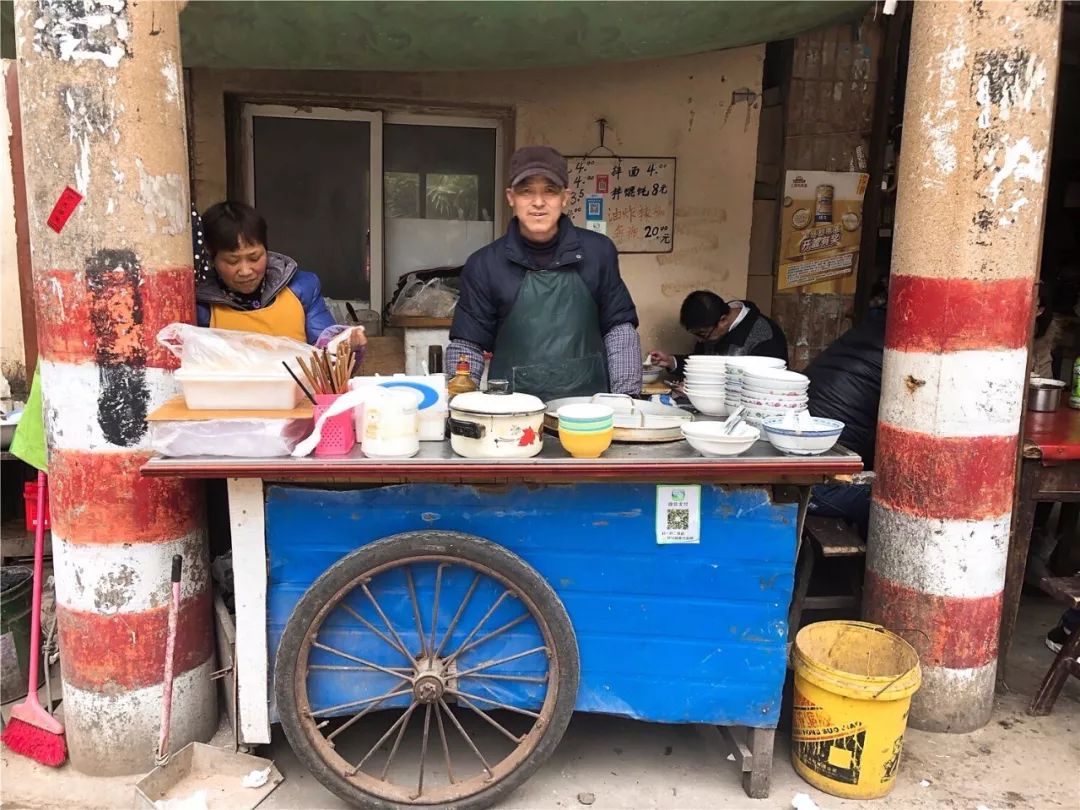 谢巷路最古老的小店,藏在两根电线杆之间的馄饨摊头,风雨无阻在这个