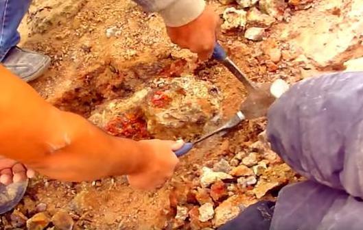 在墨西哥,有个矿工,挖到了一块非常大的宝石,并且,据专家估计,这块