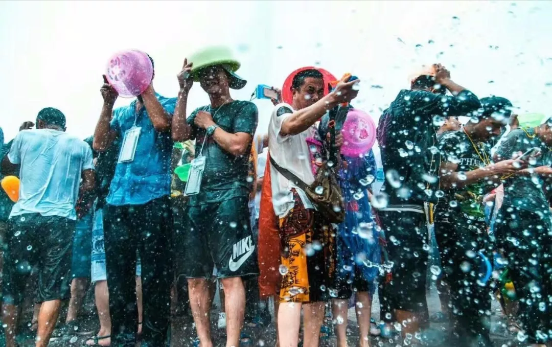 泼水节不仅仅是泼水大战还有比泼水更有意思活动