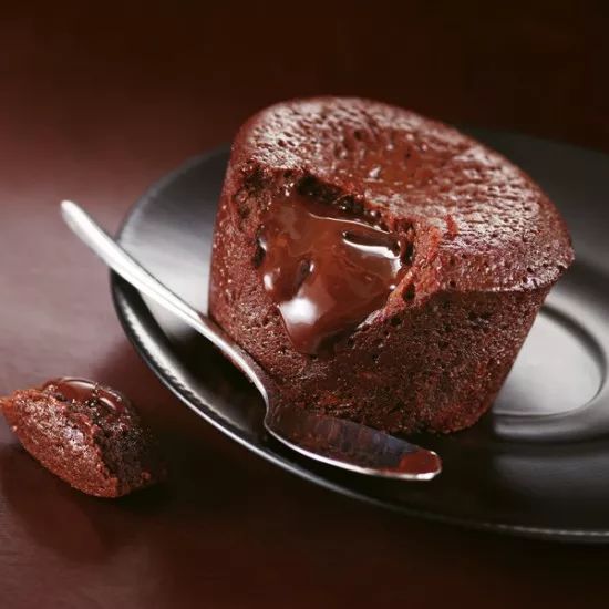 赤脚踩过的巧克力蛋糕图片
