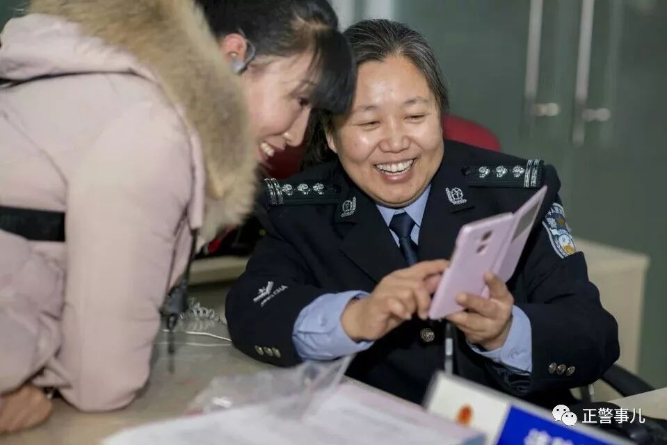 春晚那首岁月里藏着这些美丽的警花