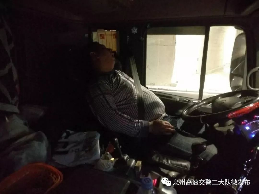 一大貨車司機竟然在隧道內停車睡覺