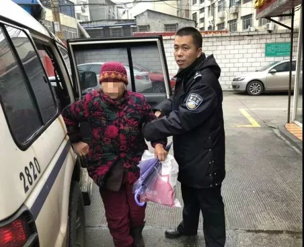 八旬娭毑負氣離家出走,幸遇民警相助.|雷鋒警隊