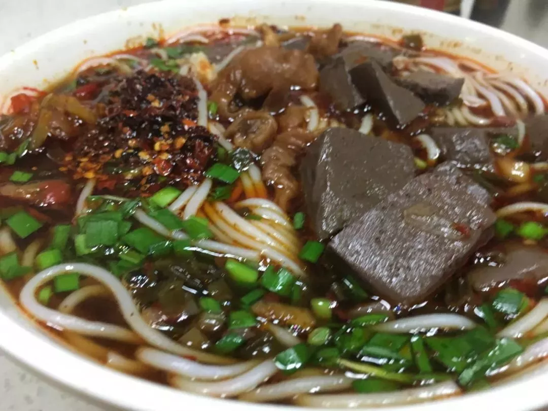 小锅米线 地址:昆明市鑫安路 10 肠旺就是猪大肠和猪血 肠旺米线的