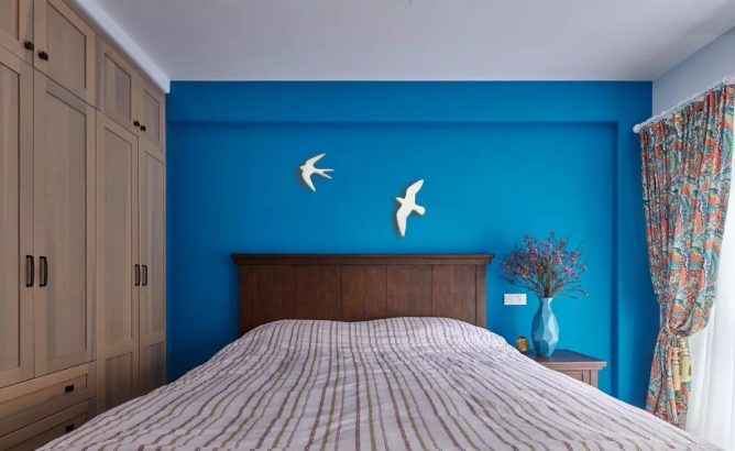 主卧白色乳胶漆墙面搭配蓝色床背景,飞鸟墙饰寓意浪漫▲ 主卫地面