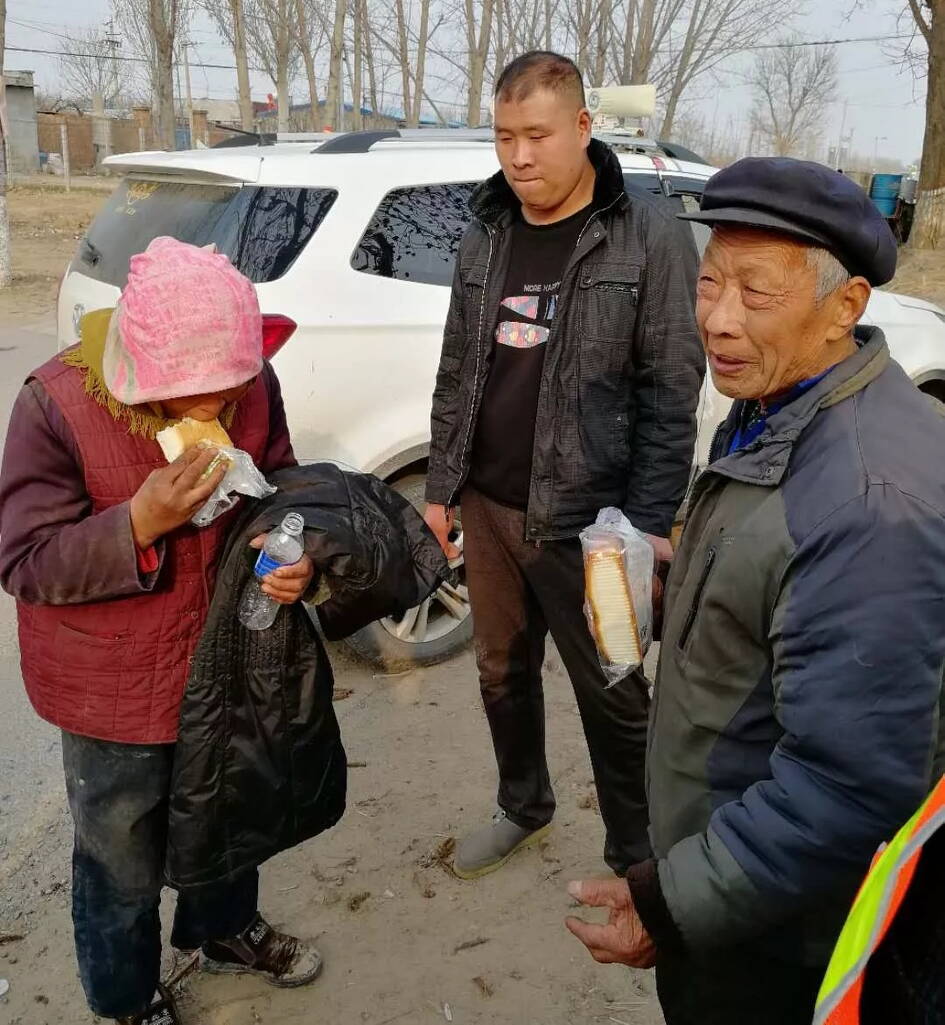 各路人马都赶到现场,张拴栋安排刘永峰去购买食品和饮水,薛建云安抚