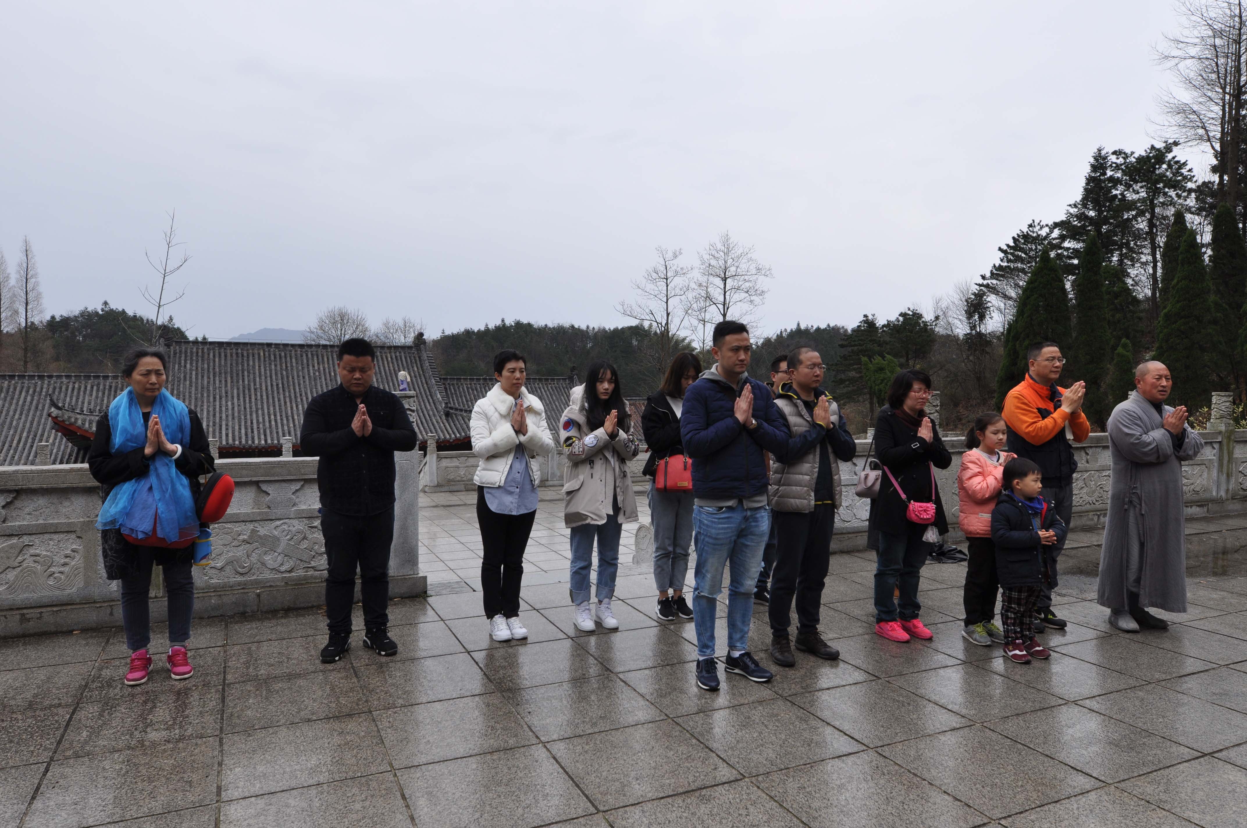 (雨中参拜老祖寺千岁宝掌和尚,虚云长老和大鑫和尚灵塔)只要走进寺庙