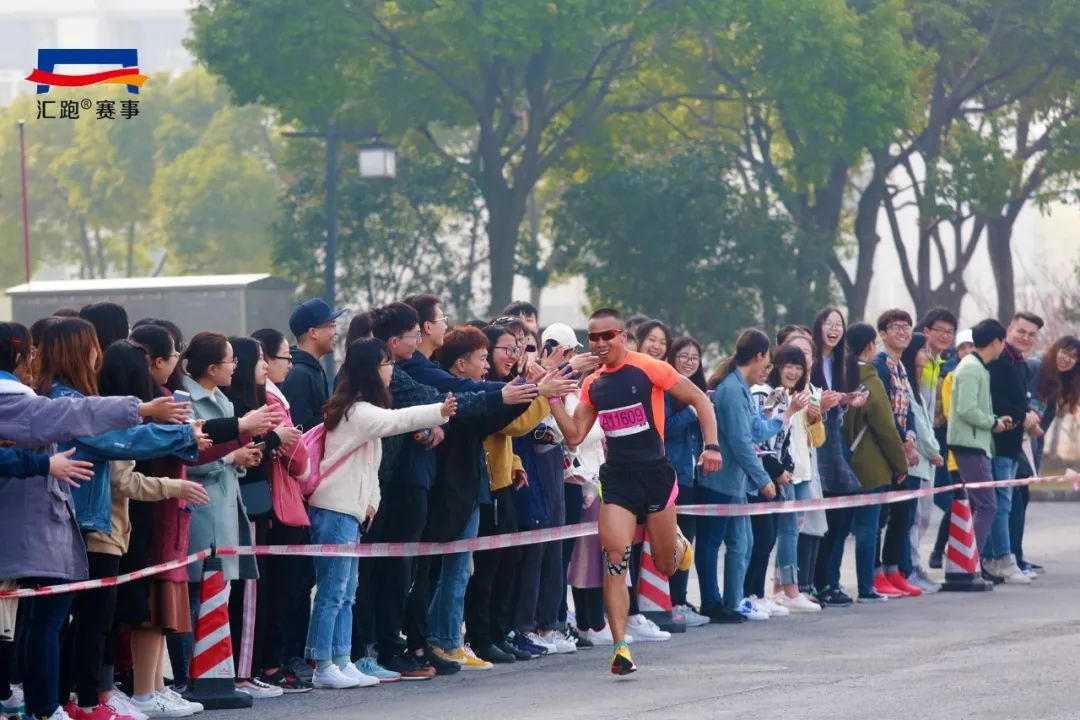 祁敏與姚妙 13:45,隨著關門兔到達終點,2018比佛利無錫馬拉松正式