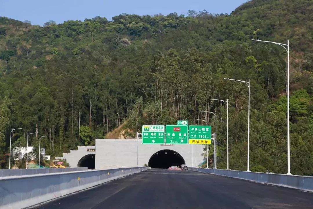 牛鼻山,广汕公路,斜山等主要控制点,全线三条隧道分别位于凤凰山,牛鼻