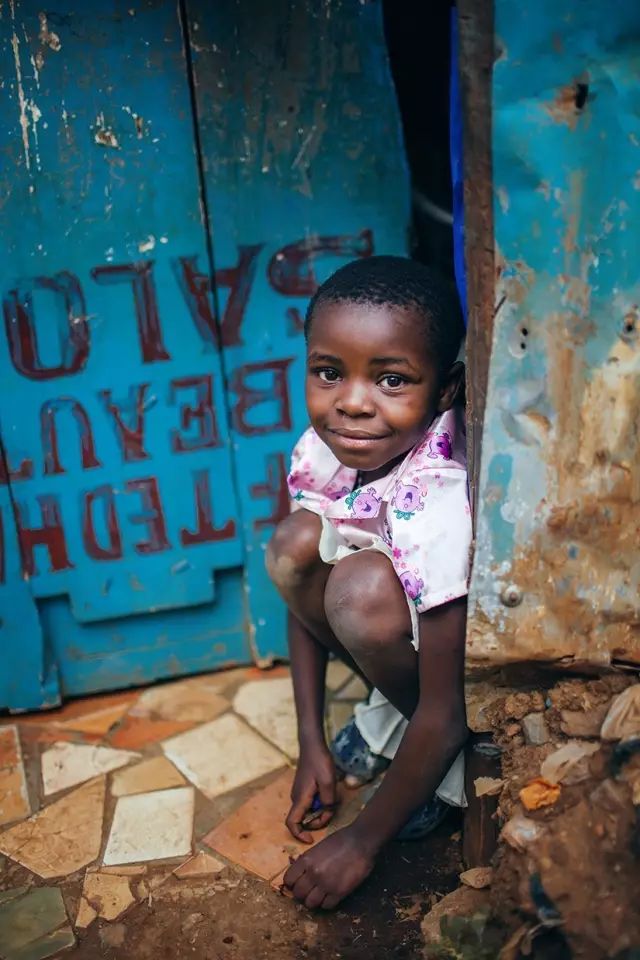带着单反记录世界这个妹子只身三次进入肯尼亚贫民窟