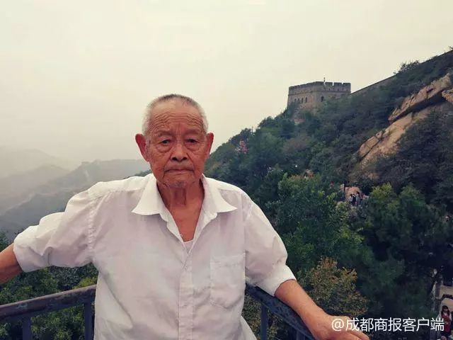 1歲男童落水,90歲蹣跚老人跳河施救: