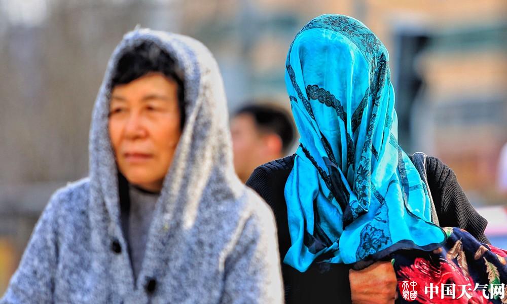 高温大风袭扰沈阳 纱巾重现街头美女秀发空中凌乱