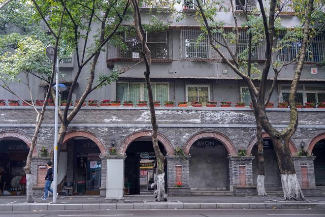 上清寺轉盤開始,一直延伸到霧都賓館,短短1000餘米的街道,講訴著重慶