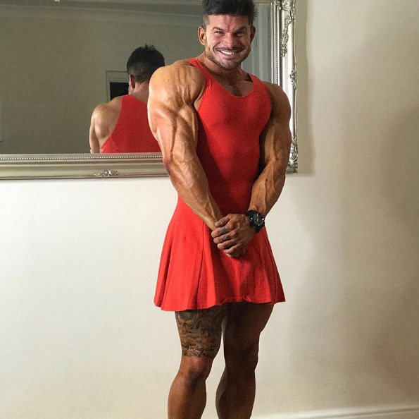 大家一起来看看这位叫斯特玛的肌肉男如果肌肉男穿上连衣裙是会是种