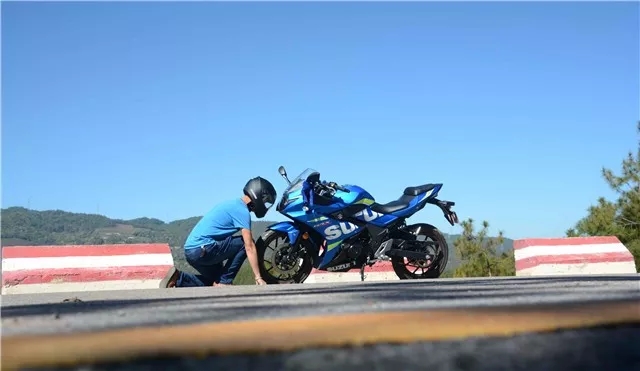 豪爵鈴木海神藍版gsx250r,開啟他的摩旅生涯!