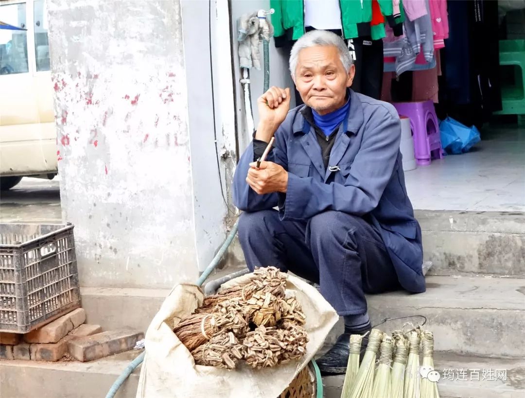 筠连双腾镇赶场好热闹哟!卖叶子烟的全是老年人!