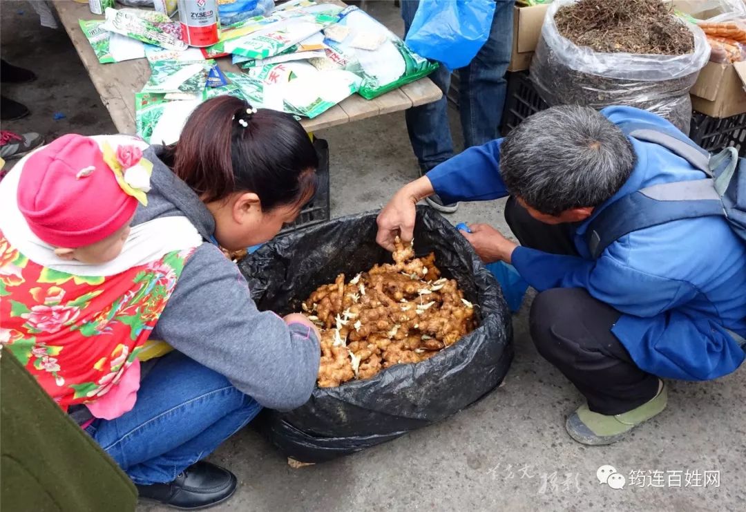 筠连双腾镇赶场好热闹哟!卖叶子烟的全是老年人!