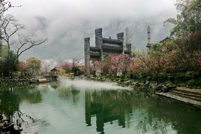 走進酉陽桃花源景區,潺潺的溪流,幽靜的洞穴,繽紛的桃花,阡陌的田園