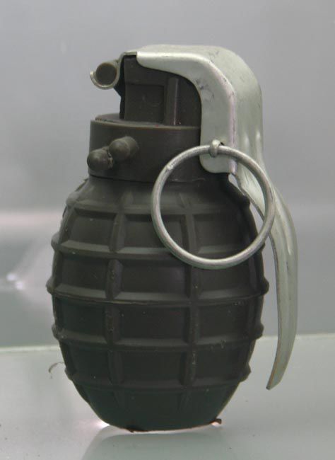 解放军装备与时俱进或将告别传统的木柄手榴弹