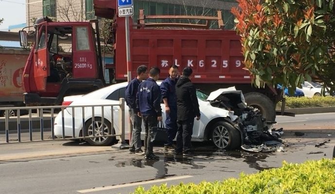 句容骏成电子门口发生一起严重车祸,小轿车撞上大货车,车头撞稀巴烂!