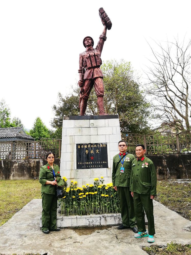 昆明老兵爱心之家负责人兰迅老兵向李成文烈士敬酒.