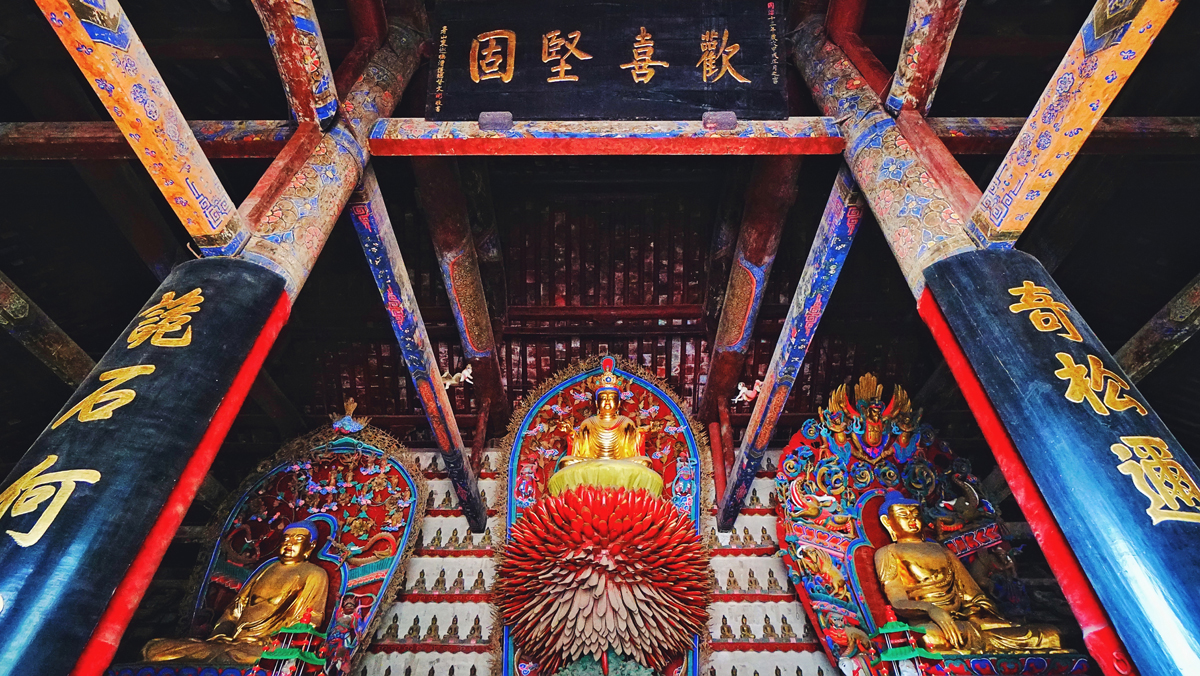 有血有肉,活灵活现是艺术大师刘海粟为在灵岩寺院落里千佛殿中的四十