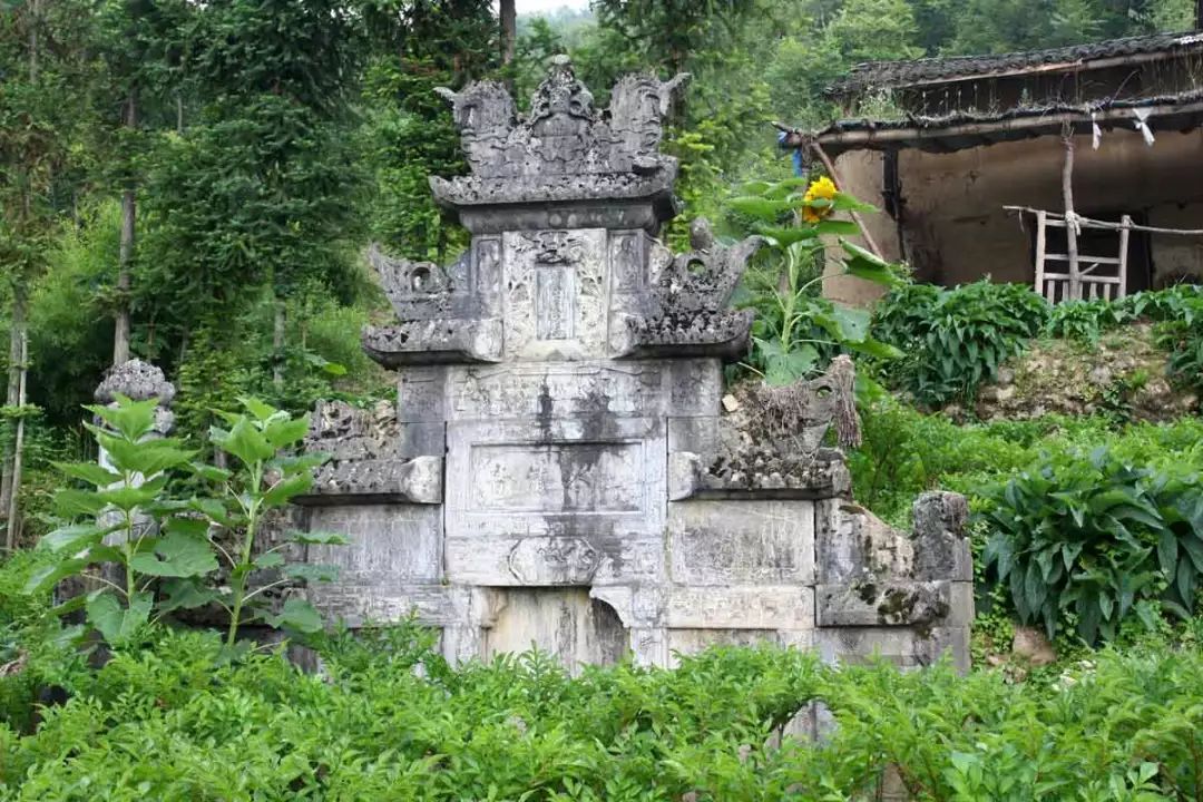 巫山官阳香亭子,因这个墓而著名