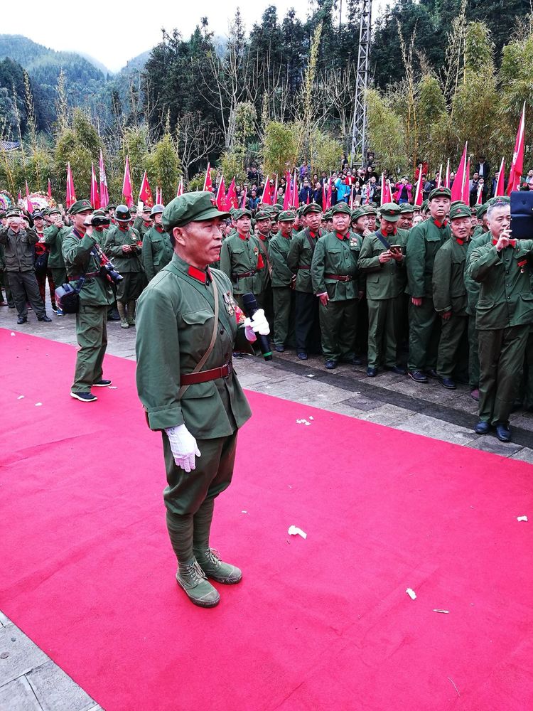 三千多名退役参战老兵烈属爱心人士云南屏边祭奠英烈