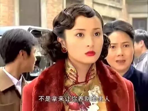 在剧中,蒋勤勤饰演的顾曼璐是算是上海数一数二的大美女,为了为家里