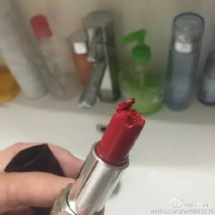 sk化妆品摔碎的照片图片