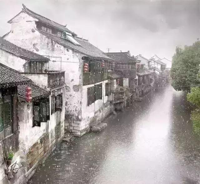 半城煙雨,半鎖樓臺在斜風細雨裡編織出樓錯落高低遠處屋簷下朦朧輪廓