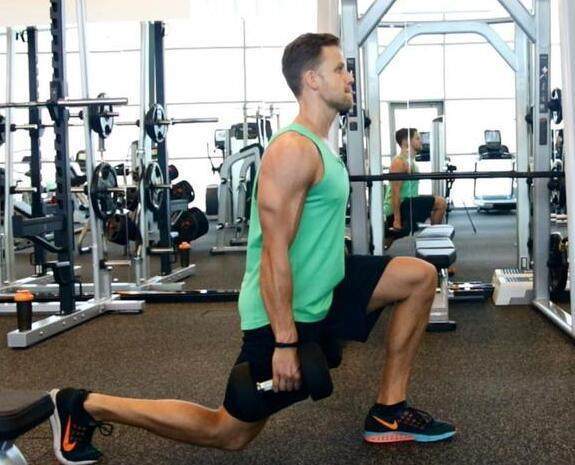练好腿部肌肉一个小技巧箭步蹲还能刺激你的臀部肌肉