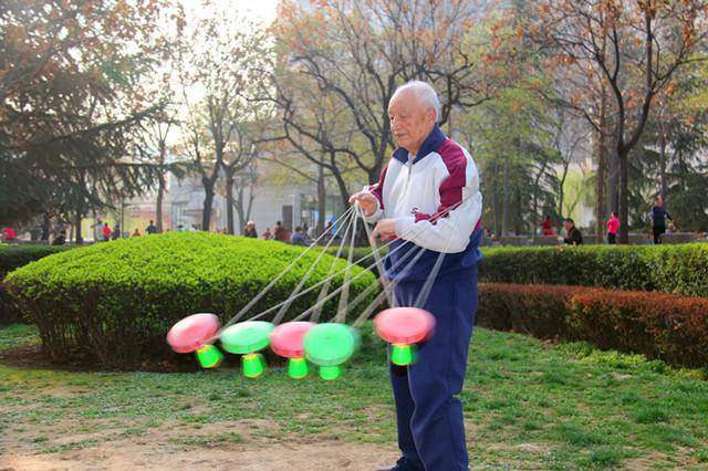 老玩具玩出新花样,公园里的80岁大爷健身有道!
