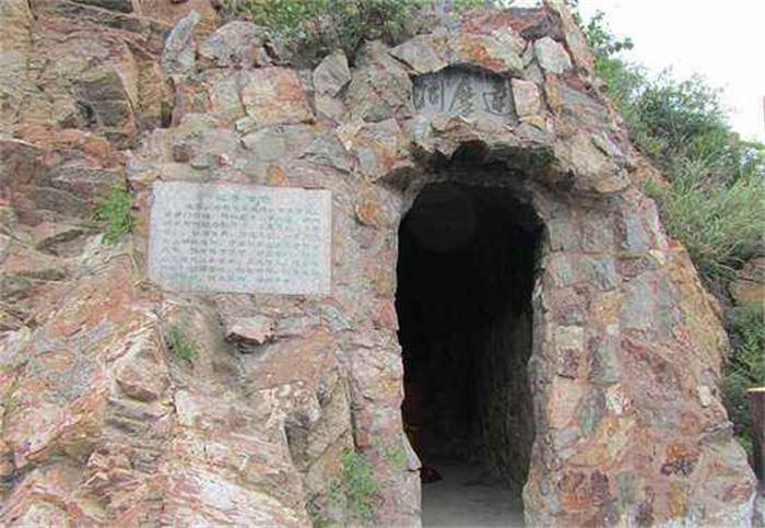 在洞外,有一面向南的石坊,为明代万历甲辰(1604年)乾清宫监,提都河南