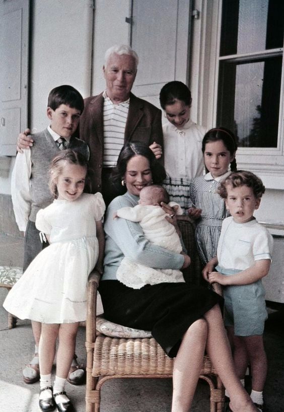 卓别林与他的儿子,第四任老婆孩子合照,1952年